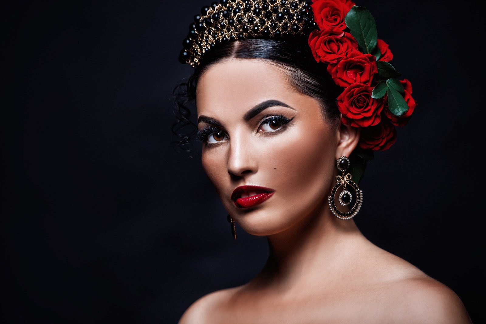 A woman with red roses in her hair.